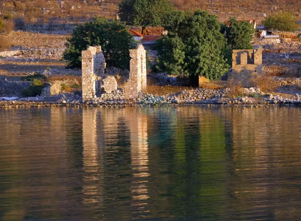 Isla Tersane (Isla Astillero) Isla Tersane (Isla Astillero)